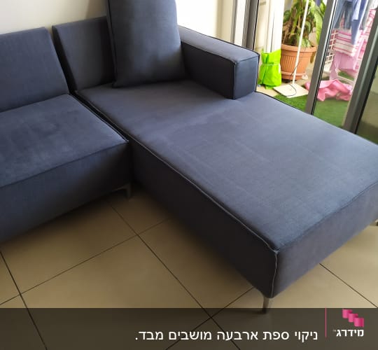ספה אפורה נקייה על רצפת אריחים בהירה